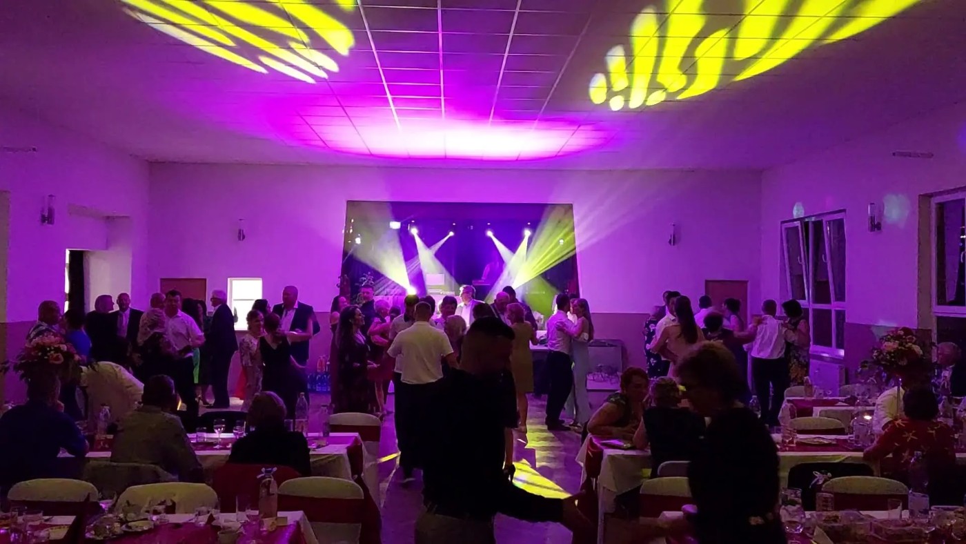 Plný tanečný parket počas svadobnej zábavy
