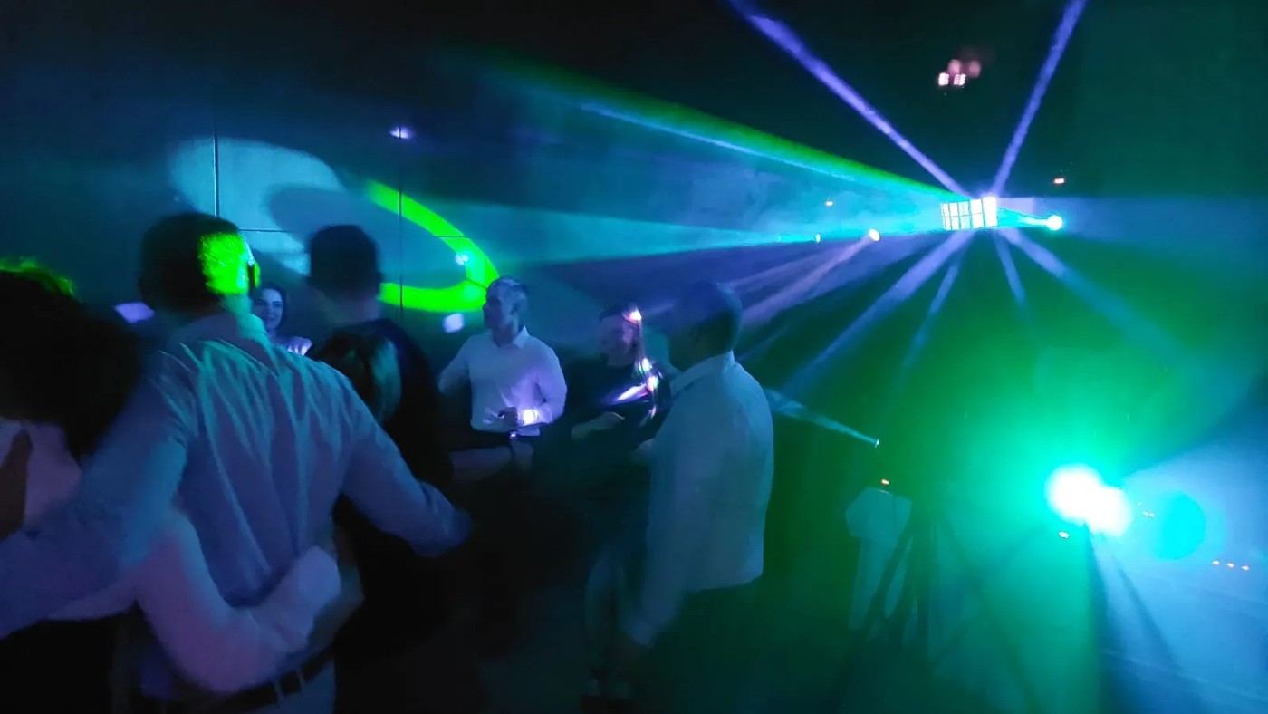 Laserové efekty nad tanečným parketom