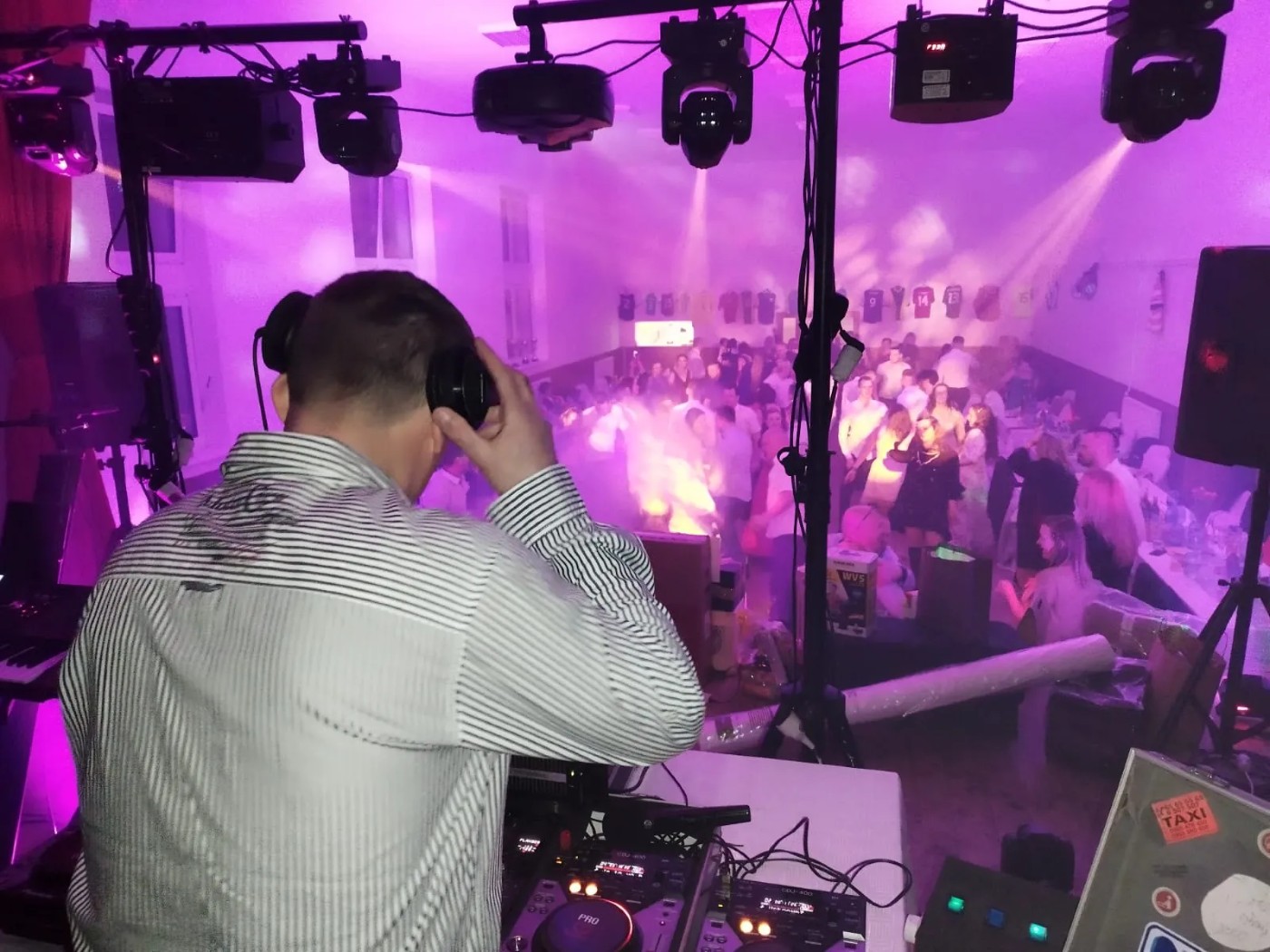DJ Dodes so slúchadlami za mixpultom